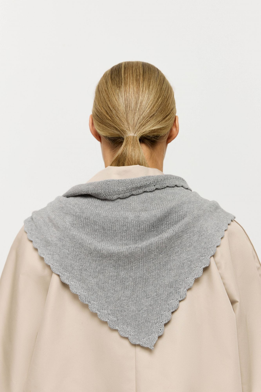 Косынка с фигурным краем