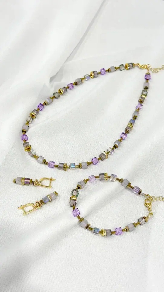 Колье кубики из сиреневых кристаллов Swarovski и гематита,оттенок золото