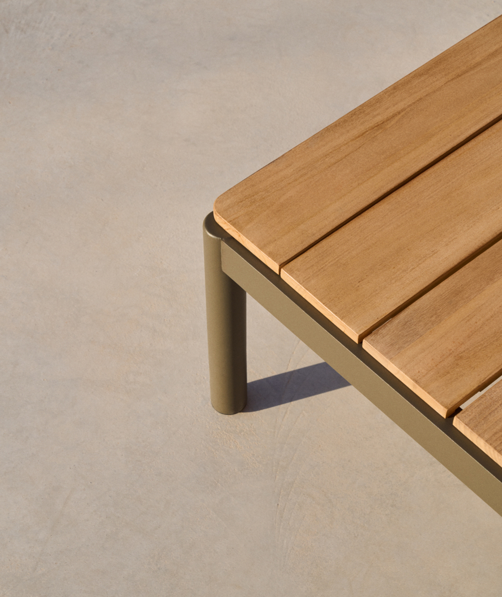 Журнальный столик Sorells из зеленого алюминия и тикового дерева 63 x 144,6 см