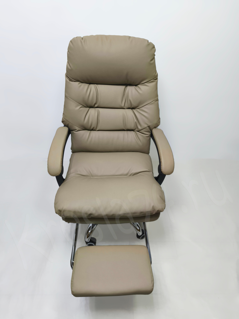 Кресло руководителя из эко кожи. Бежевый цвет