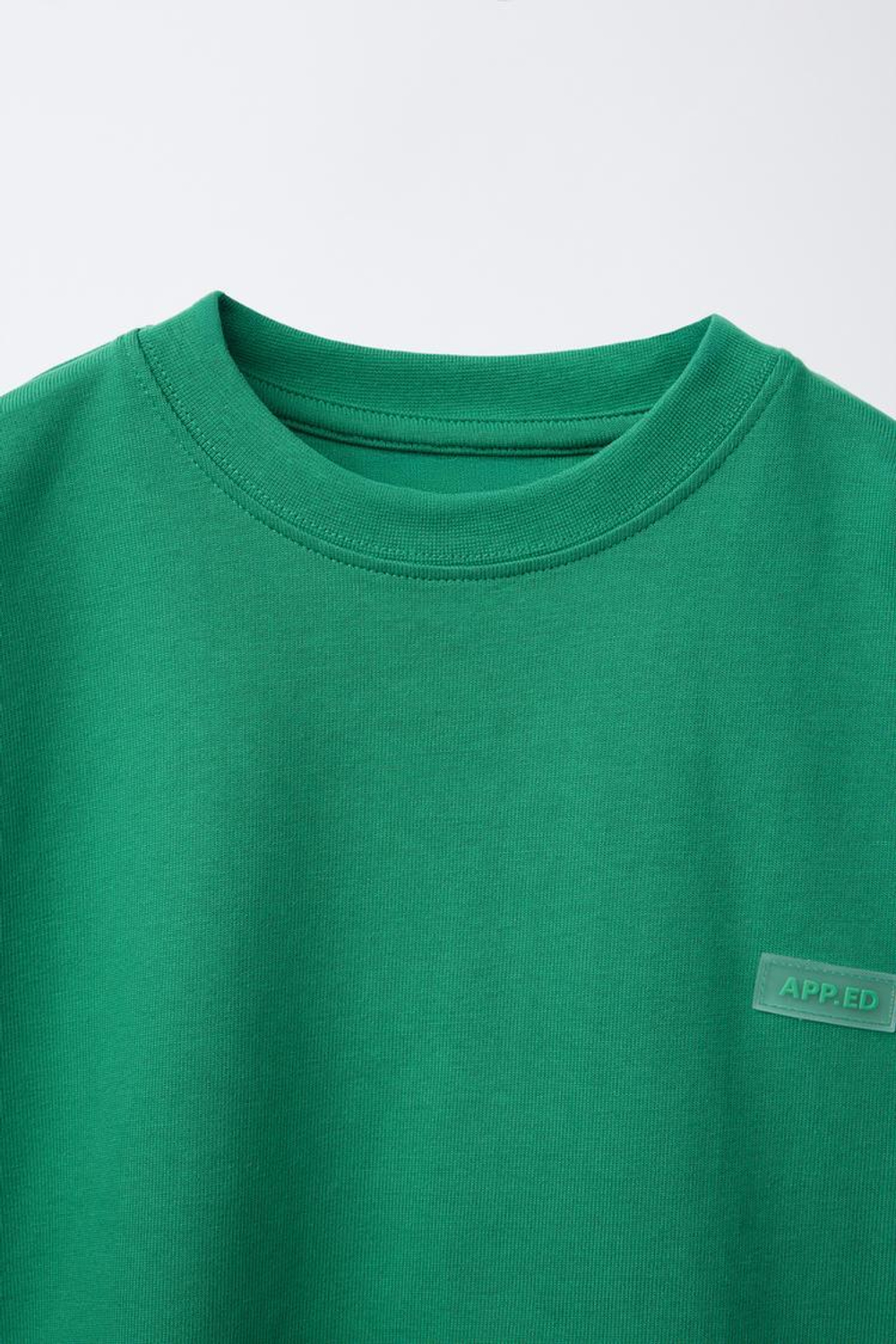 ZARA ФУТБОЛКА ИЗ ПЛОТНОГО ДЖЕРСИ С ПРОРЕЗИНЕННОЙ НАШИВКОЙ, ЗЕЛЕНЫЙ