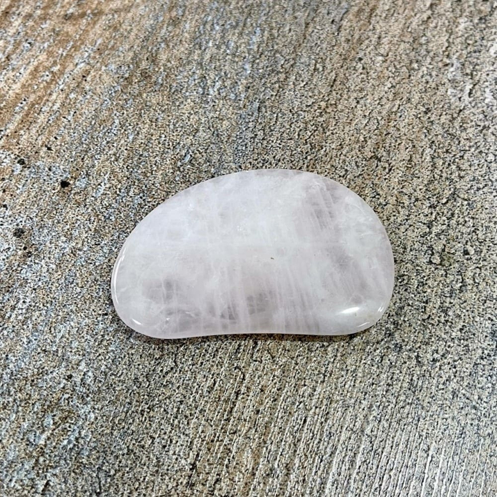 Скребок Гуаша Овал из розового кварца 6 см