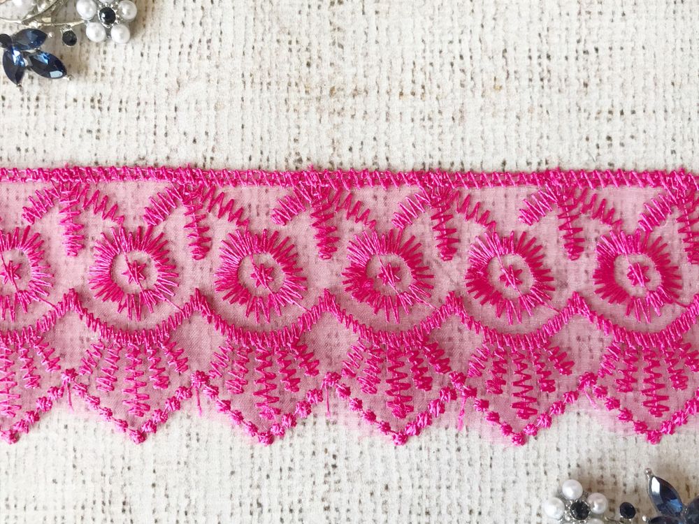 Вышивка на органзе, ш. 5,5 см.