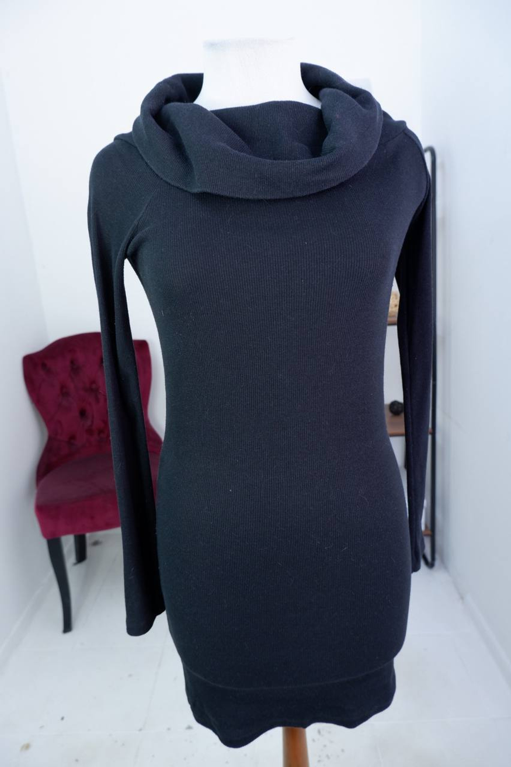 Платье ZARA лаконичное, по фигуре, маркировка L, на 48 размер