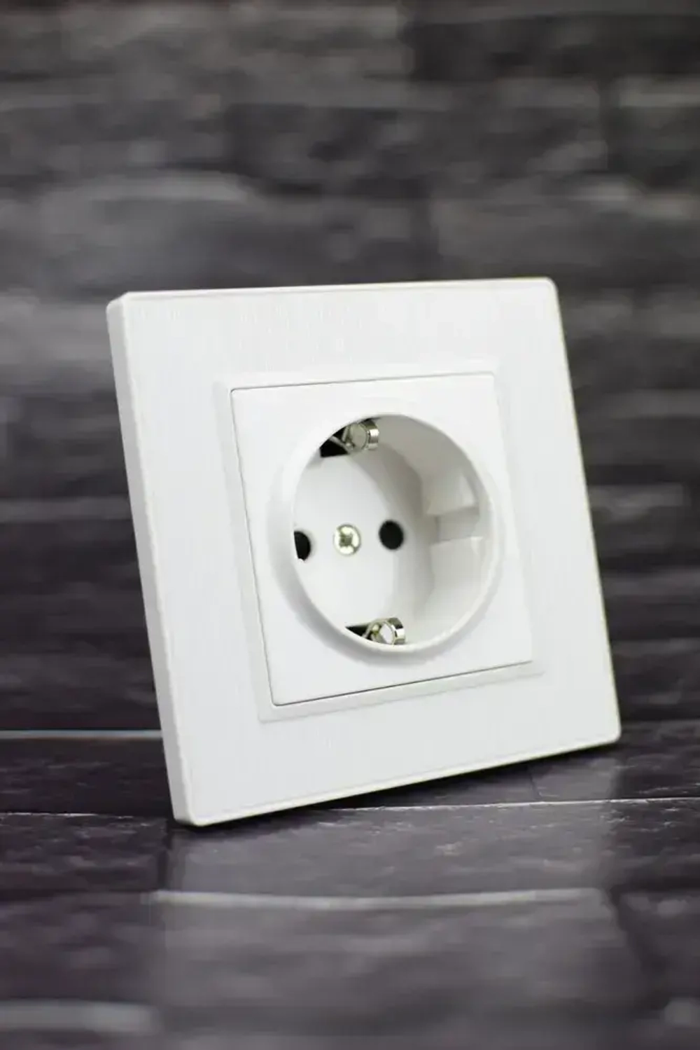 Розетка белая одинарная пластик