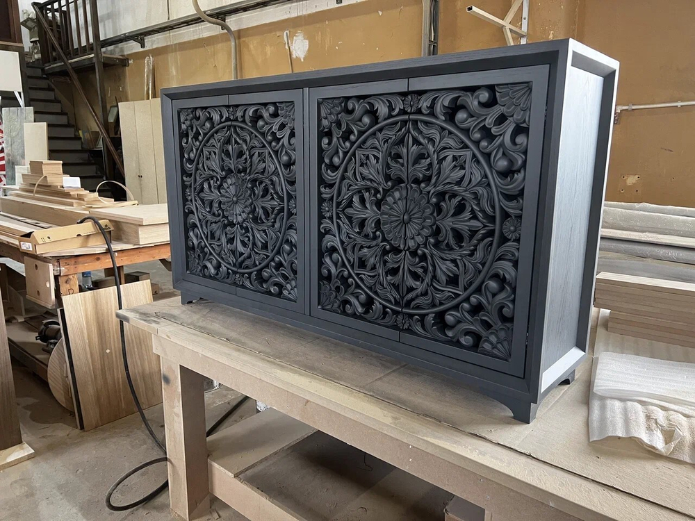 Винтажная резная деревянная тумба - мебель ручной работы