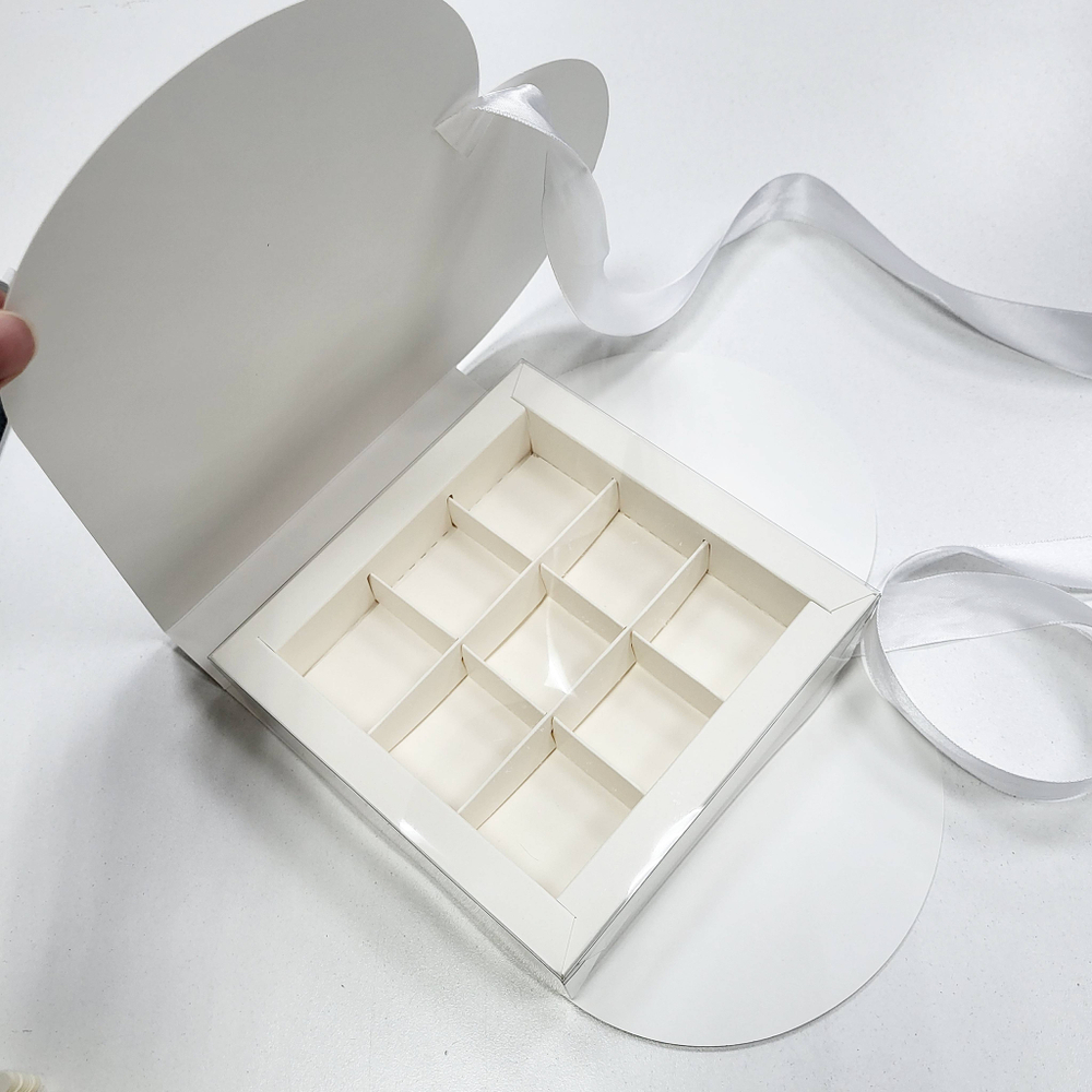 Коробка-книжка на 9 конфет СЕРДЦЕ (Белая)