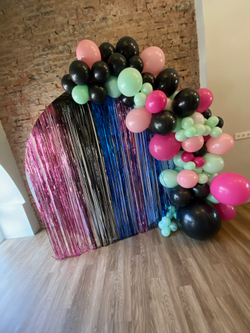 Фотозона на полукруглом каркасе