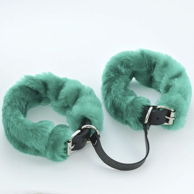 Черные кожаные оковы со съемной зеленой опушкой (Цвет: черный с зеленым)