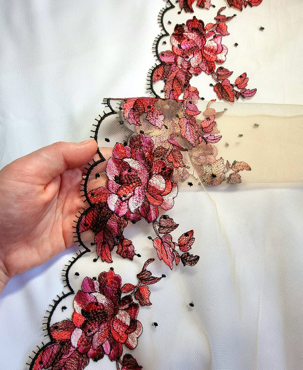 Вышивка на сетке розы на бежевом правая К012