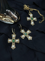 Серьги кресты с жемчугом, цирконами и зеленым кристаллом, оттенок золото