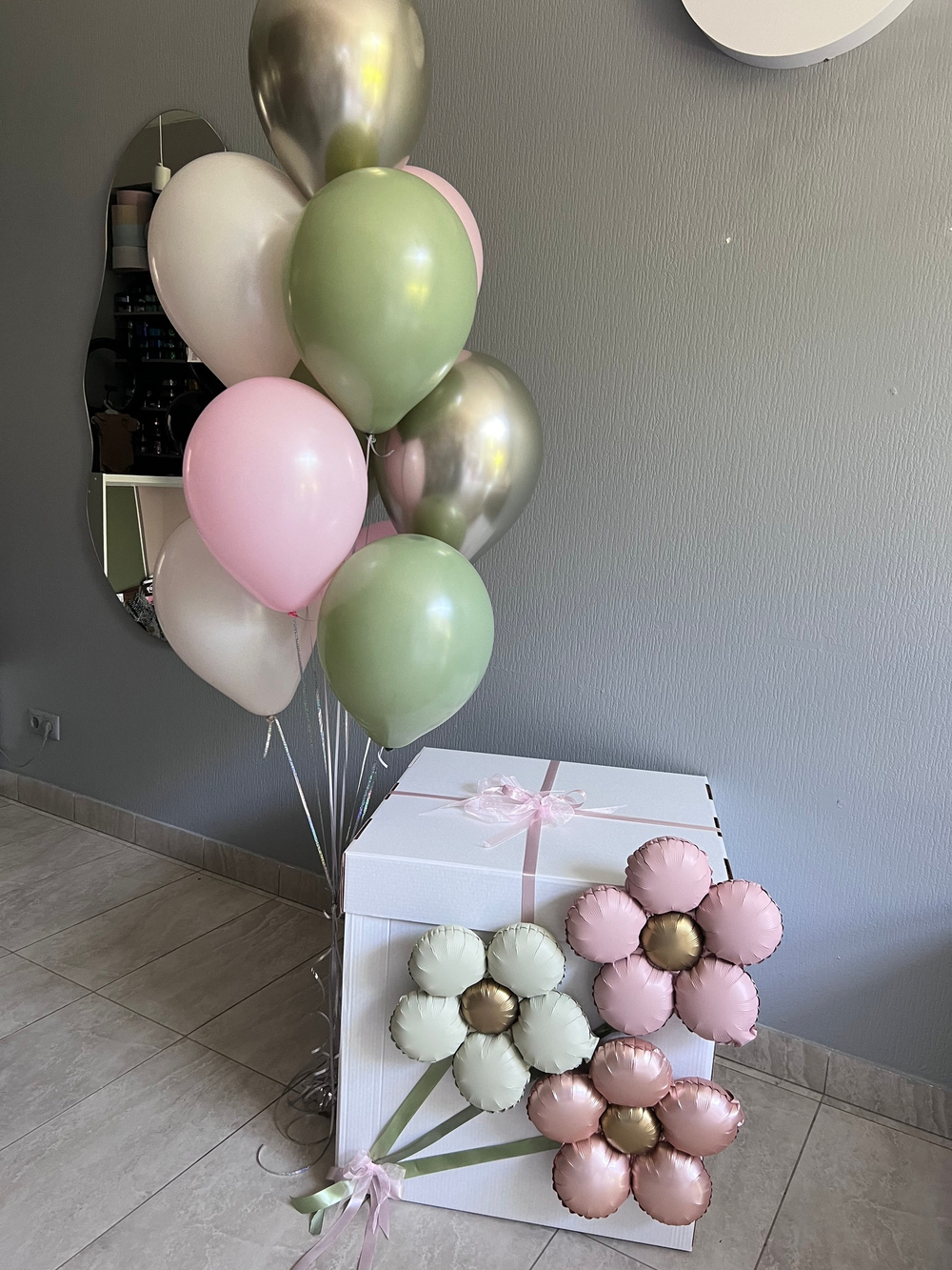 Коробка сюрприз с шарами и цветами