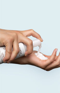Aveda Phomollient™ Styling Foam - пенка для укладки, подчеркивающая форму прически для нормальных и тонких волос /   200  ml  / GTIN 018084340295