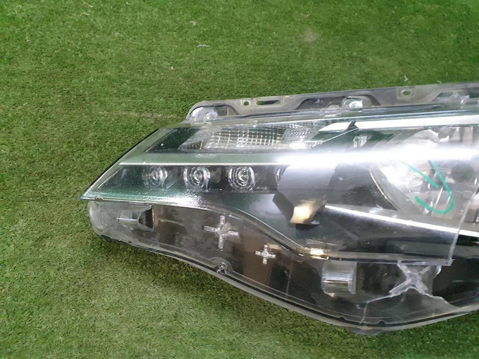 Битая Фара левая Toyota Corolla E160 15-19 галоген