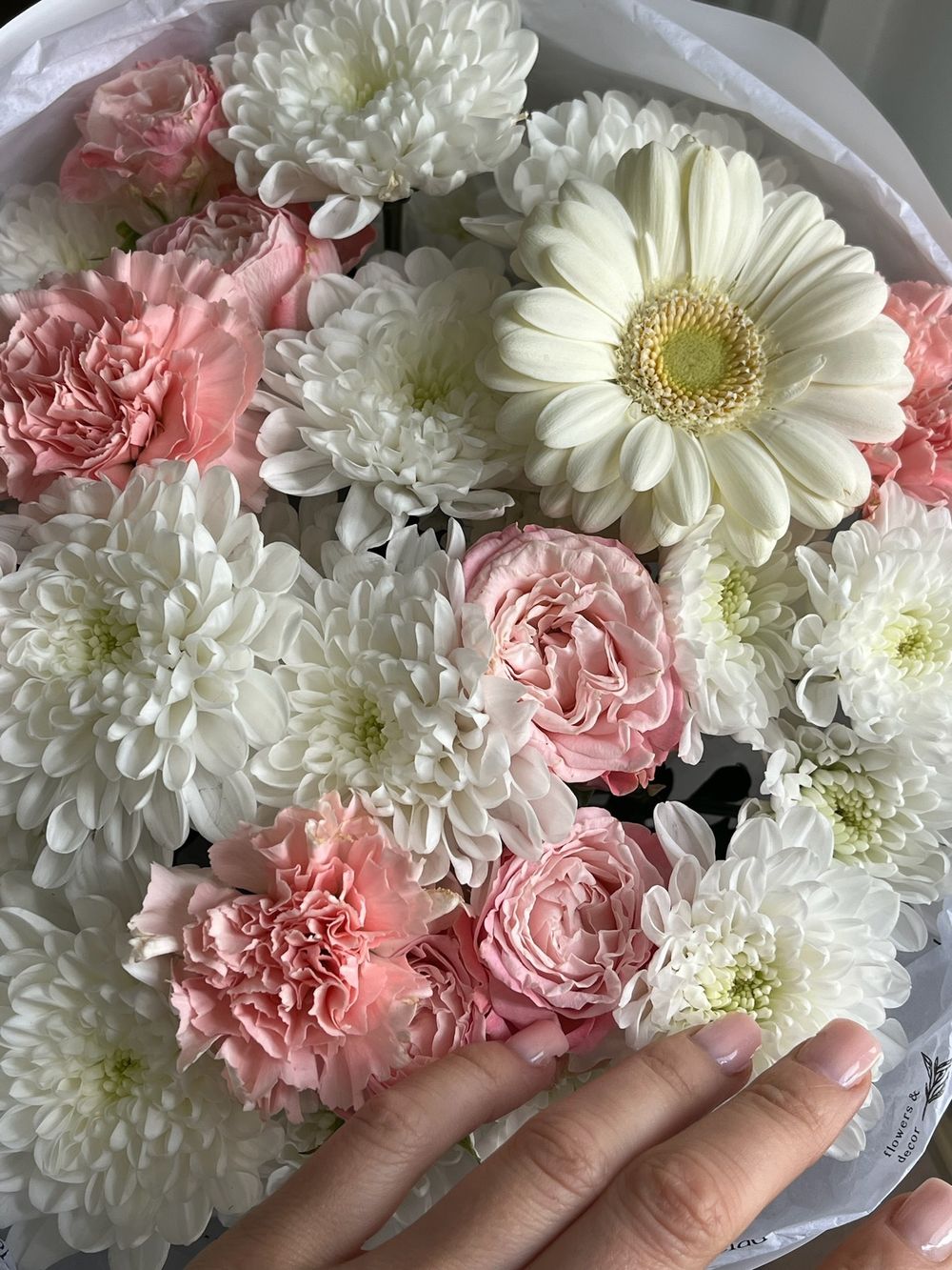 Букет сборный из хризантемы, кустовых пионовидных роз и геребры