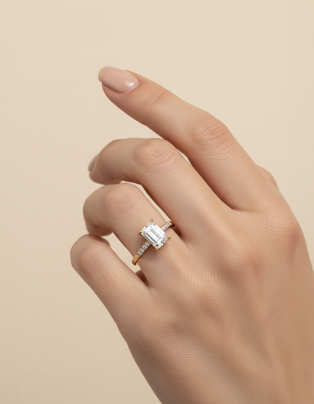 Кольцо из золота с фианитами, 019570