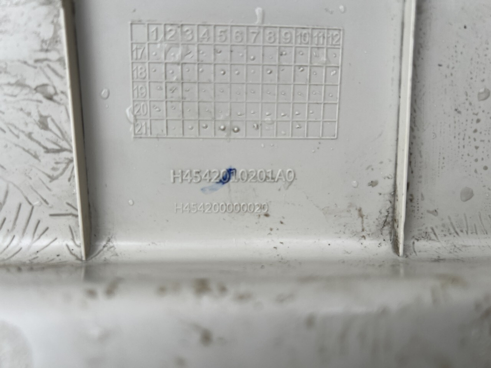 Накладка стойки лобового стекла правая 2023г