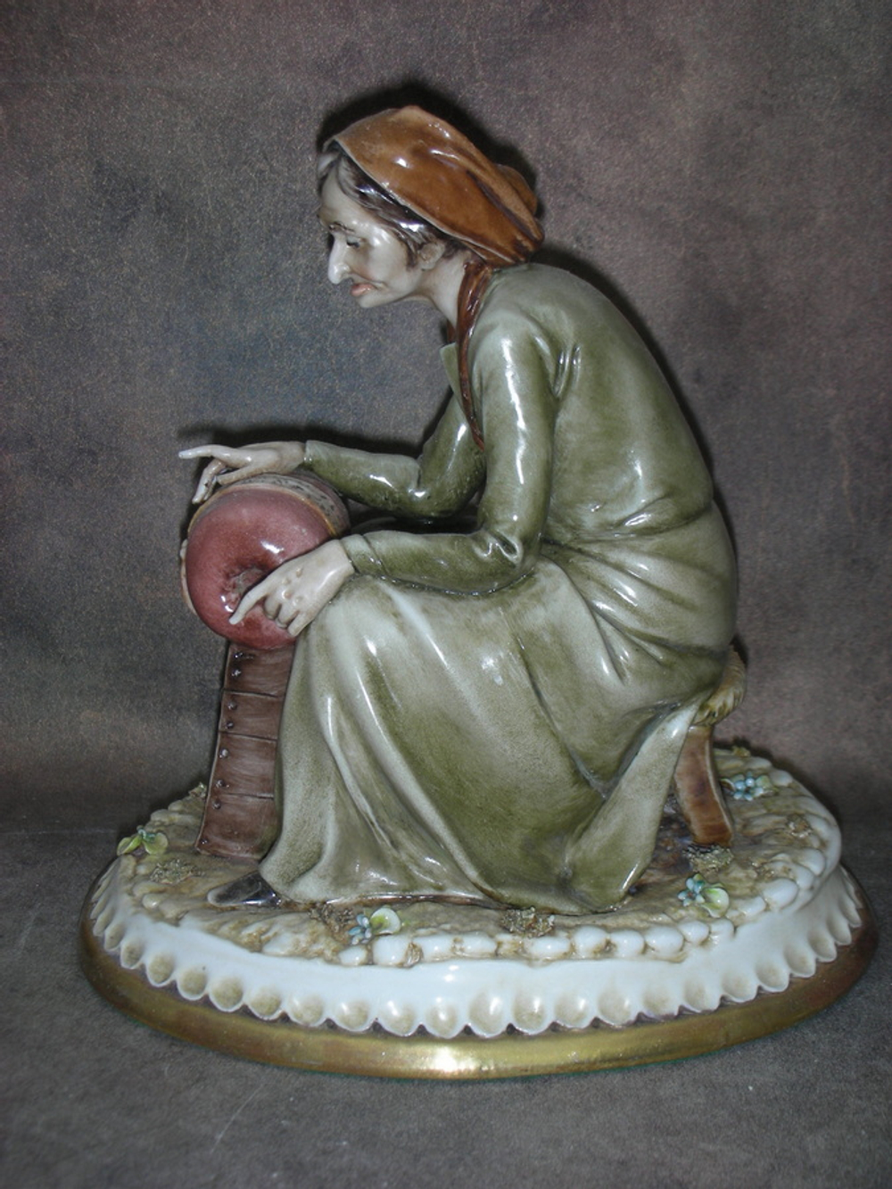 Статуэтка. Фарфор. Преклонные годы. Capodimonte. Италия