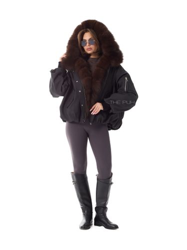 Черная пуховая парка с капюшоном и меховой оторочкой