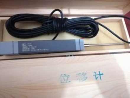 Strain type displacement transducer