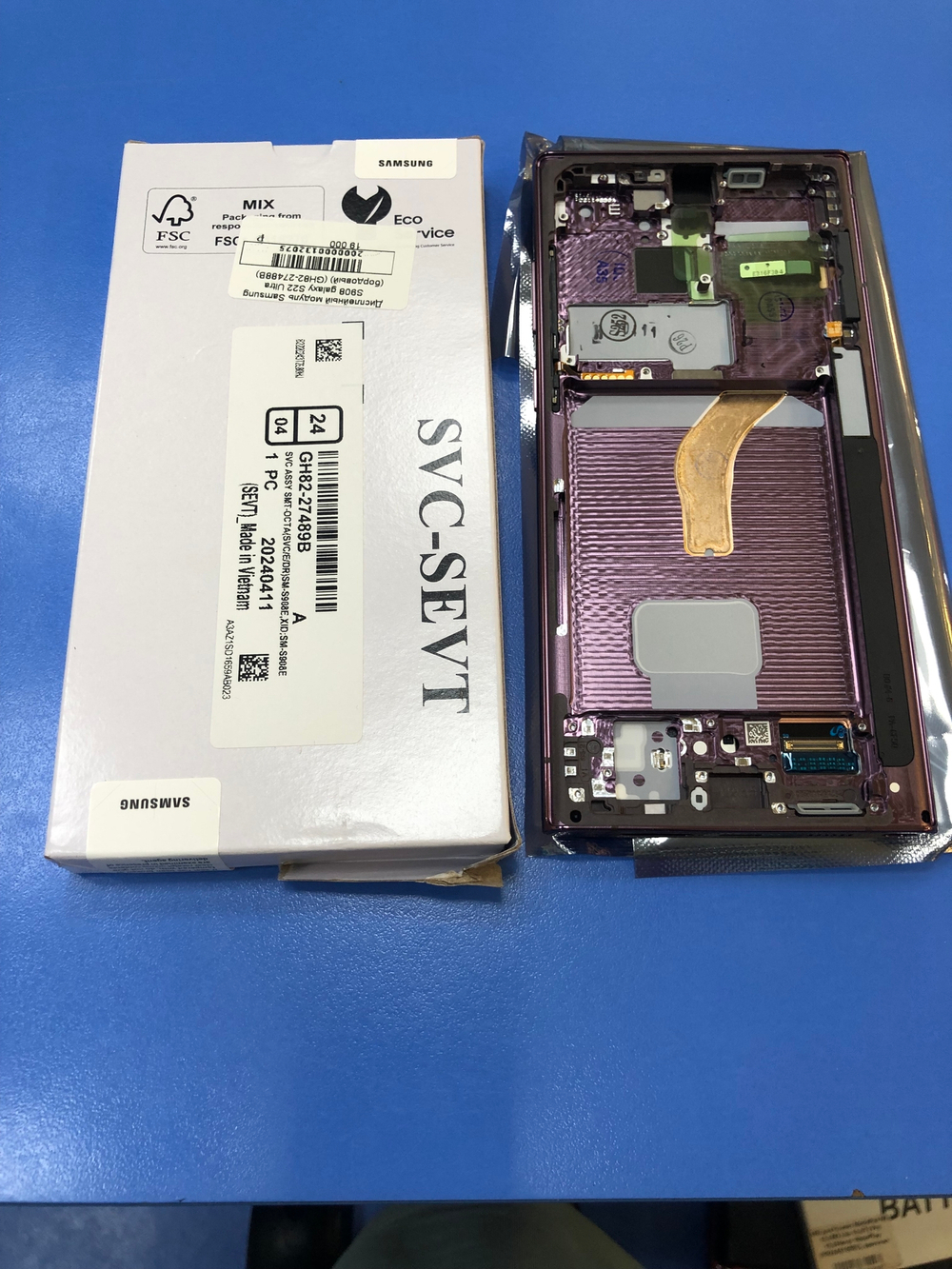 Дисплей в сборе с тачскрином и рамкой красный для Samsung S908 Galaxy S22 Ultra Оригинал