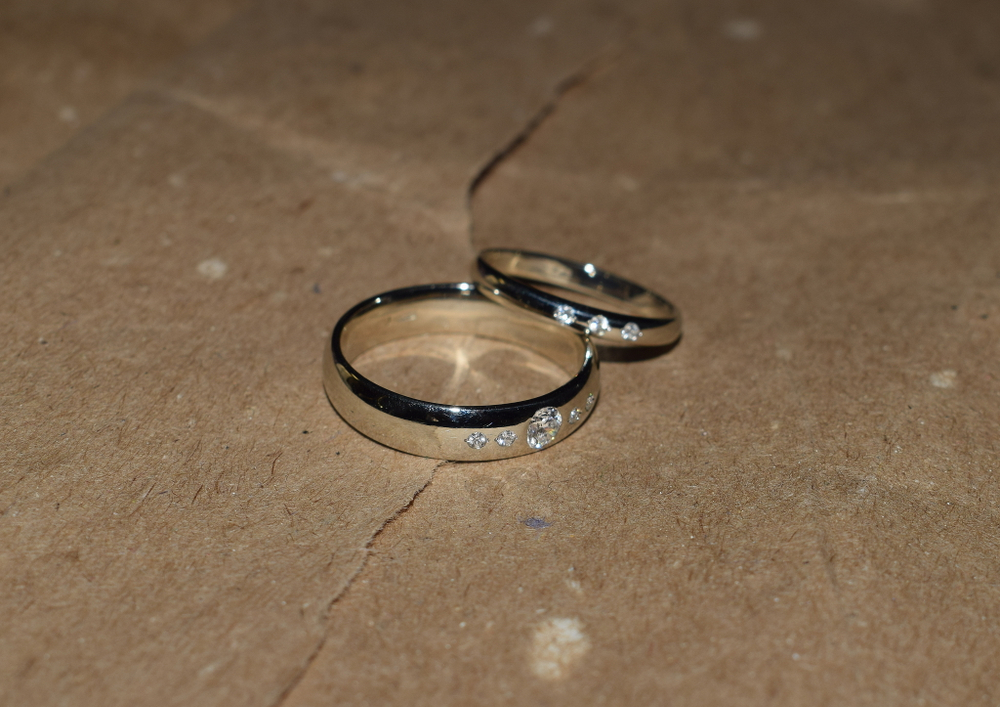 Обручальная пара с дорожкой из камней