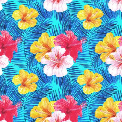 Листья пальмы и тропические цветы