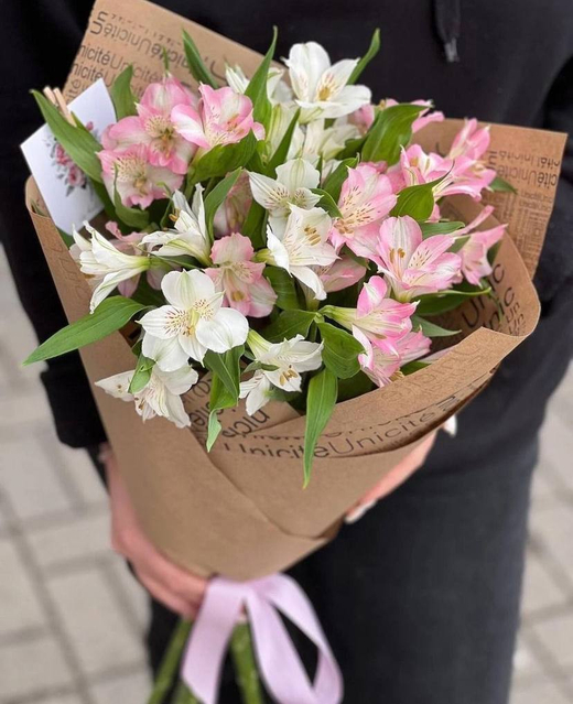 Букет из белой и розовой альстромерии "Whispers of Grace"