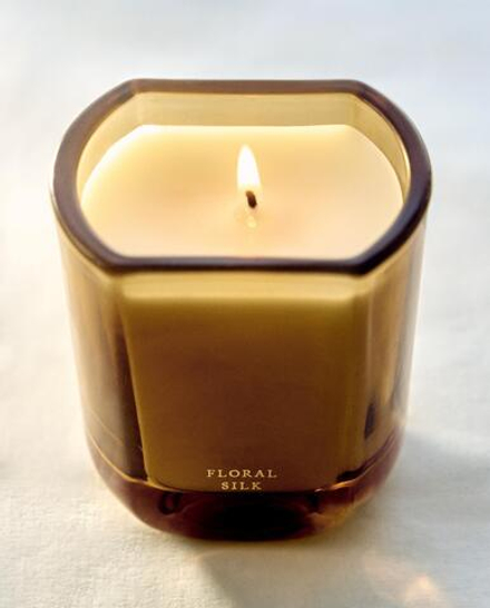 Zara Home Свеча ароматическая Floral Silk 220 г, растительный воск, аромат цветочный, Розовый