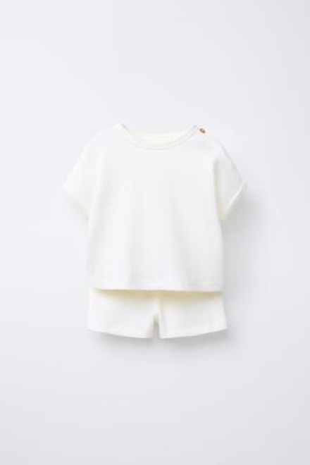 ZARA КОМПЛЕКТ ИЗ ФУТБОЛКИ И ШОРТОВ ИЗ РИФЛЕНОЙ ТКАНИ, ЖЕЛТОВАТО-БЕЛЫЙ