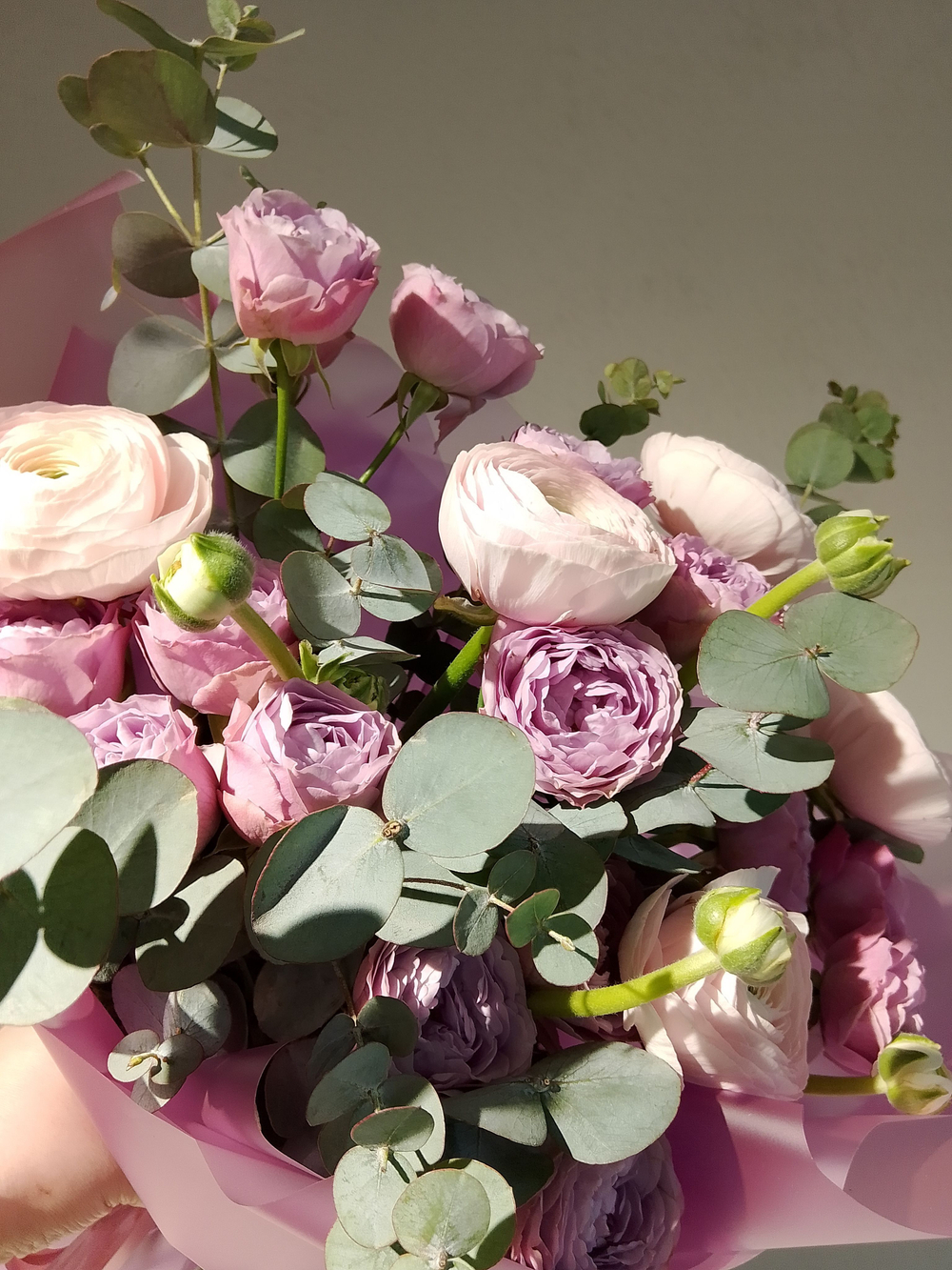 Букет из кустовой пионовидной розы и ранункулюсов