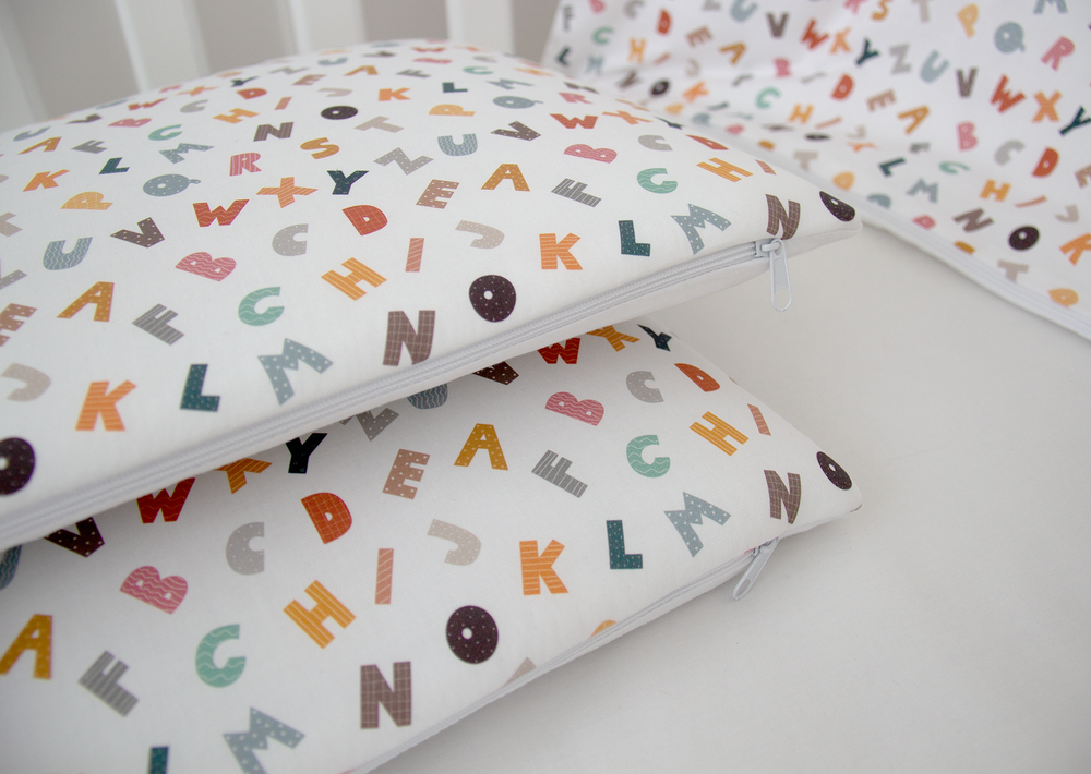 Мягкие бортики для кроватки KIDI soft "Разноцветные буквы" (сатин)