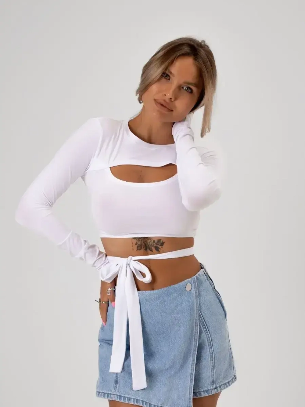 Белый кроп топ на завязках с длинным рукавом