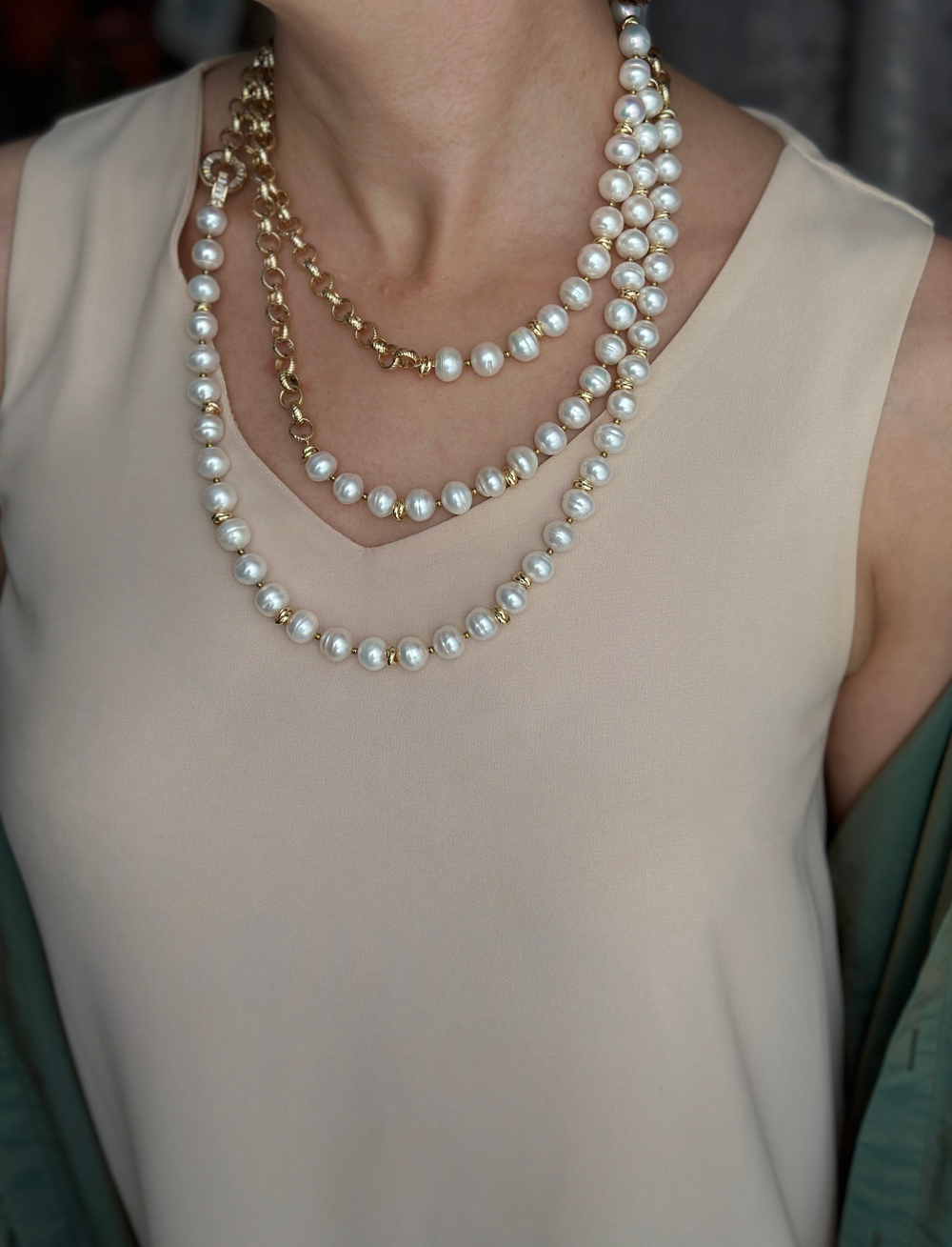 Нить трансформер из белого речного жемчуга и цепочки с насечками и цирконами, оттенок золото