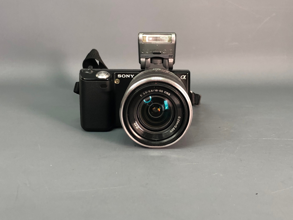 Sony Nex-5 + 18-55 (+вспышка) коцки по корпусу