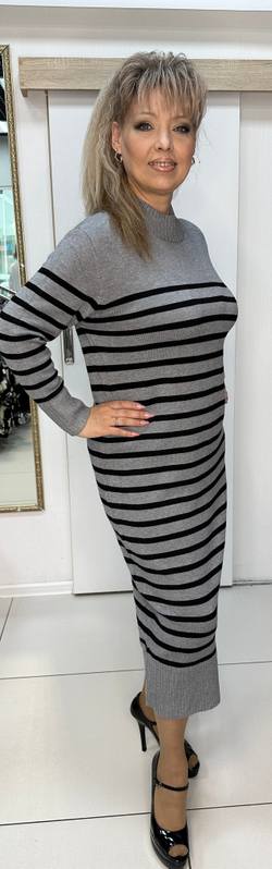 Трикотажное  платье в полоску с горлом-стойка