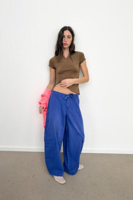 ZARA ФУТБОЛКА С V-ОБРАЗНЫМ ВЫРЕЗОМ И АСИММЕТРИЧНЫМ НИЗОМ, КОРИЧНЕВЫЙ