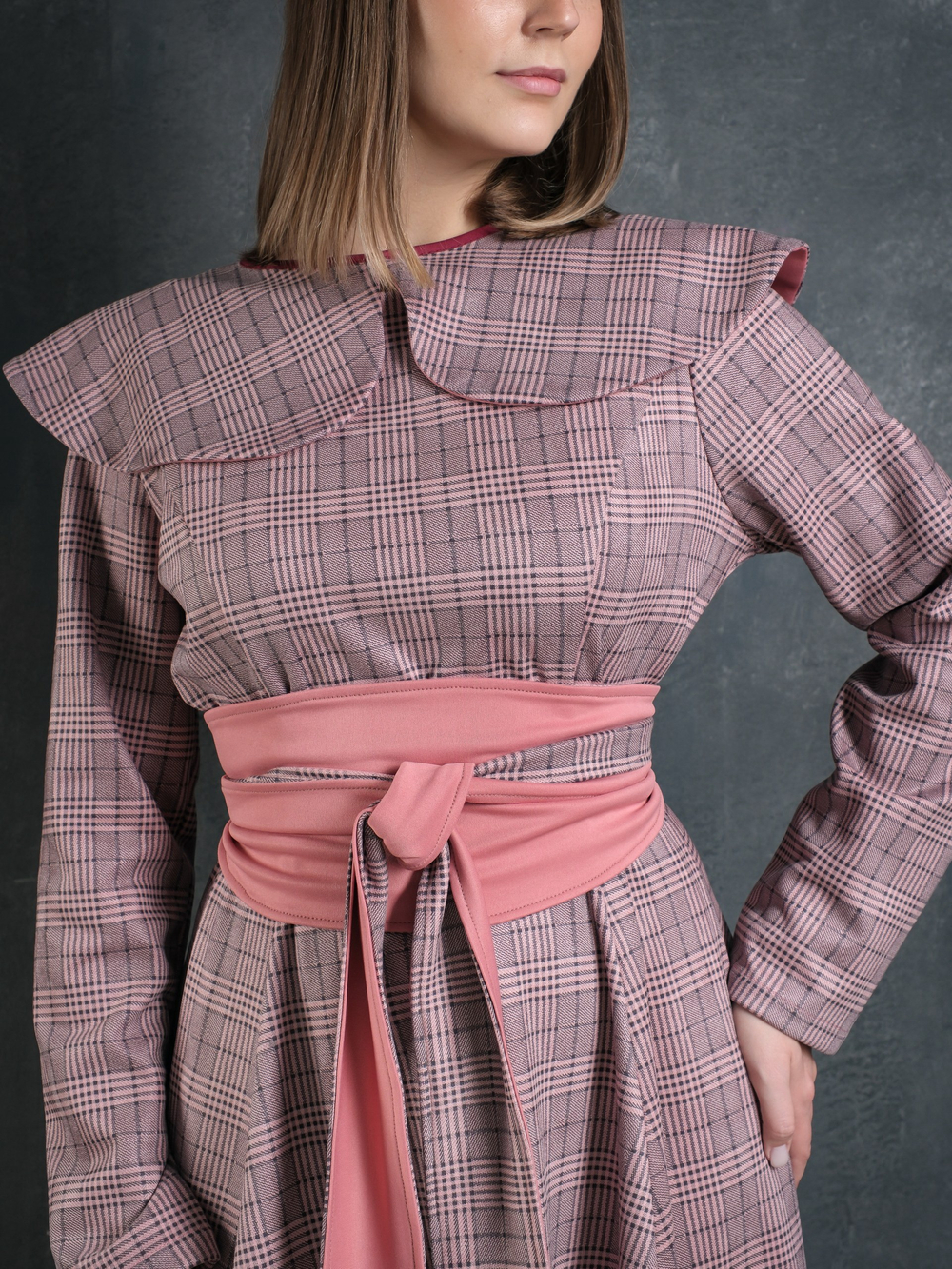 Платье с кушаком /персик клетка