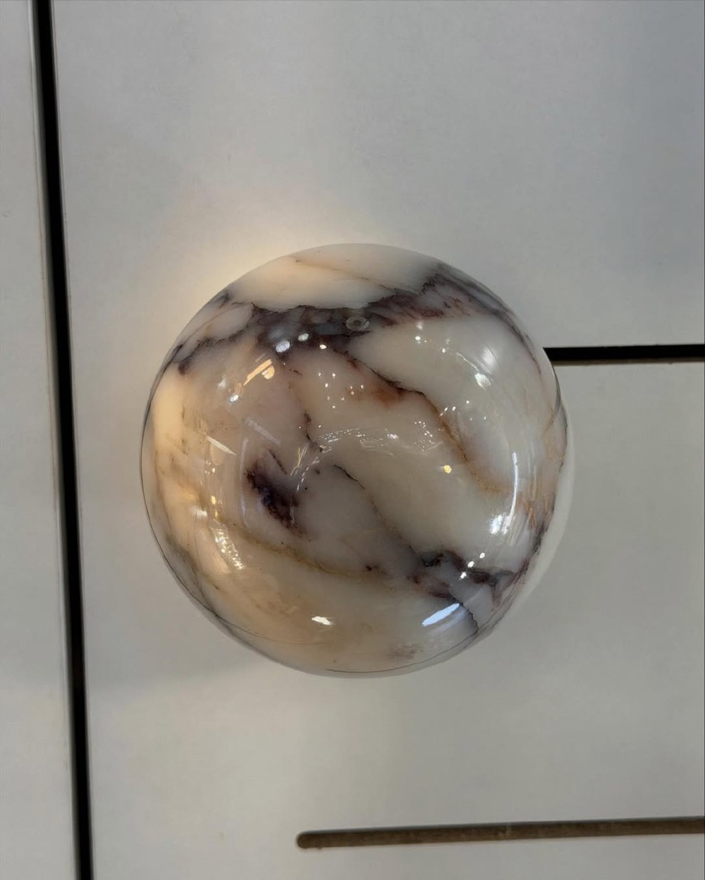 Настенное бра из натурального мрамора, представлено в двух размерах.