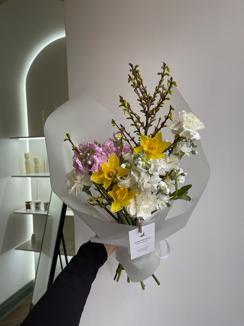 Букет сборный из маттиолы, веток форзиции нарциссов и диантусов