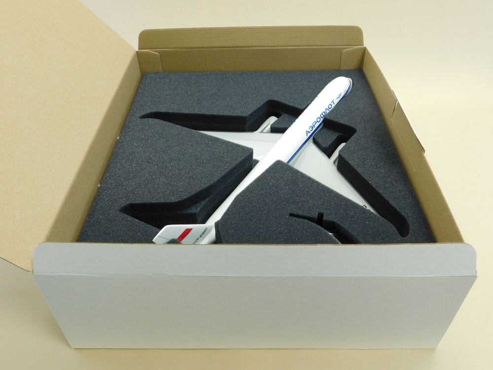 Модель самолета Ту-204-100 (М1:100, Аэрофлот СССР-64001)