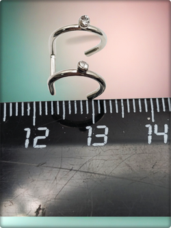 Клипса двойная с кристаллами для имитации пирсинга уха без прокола.