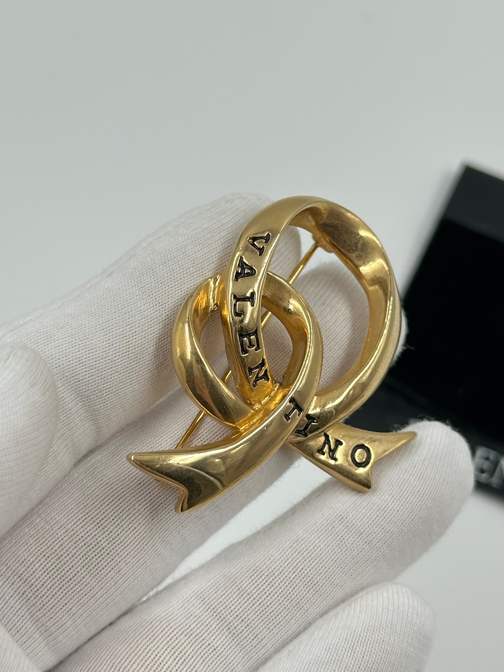 Брошь Valentino