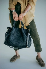 Женская плетеная сумка из натуральной винтажной кожи черного цвета