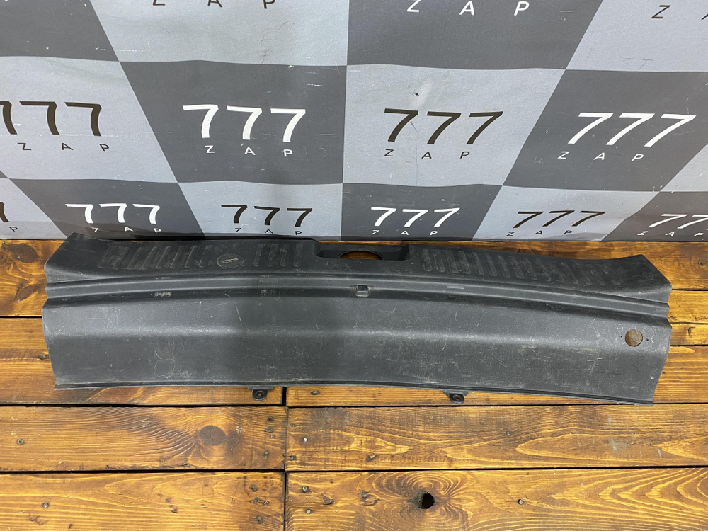 Накладка замка крышки багажника Kia Sorento 2 (XM)  Б/У Оригинал 857702p000