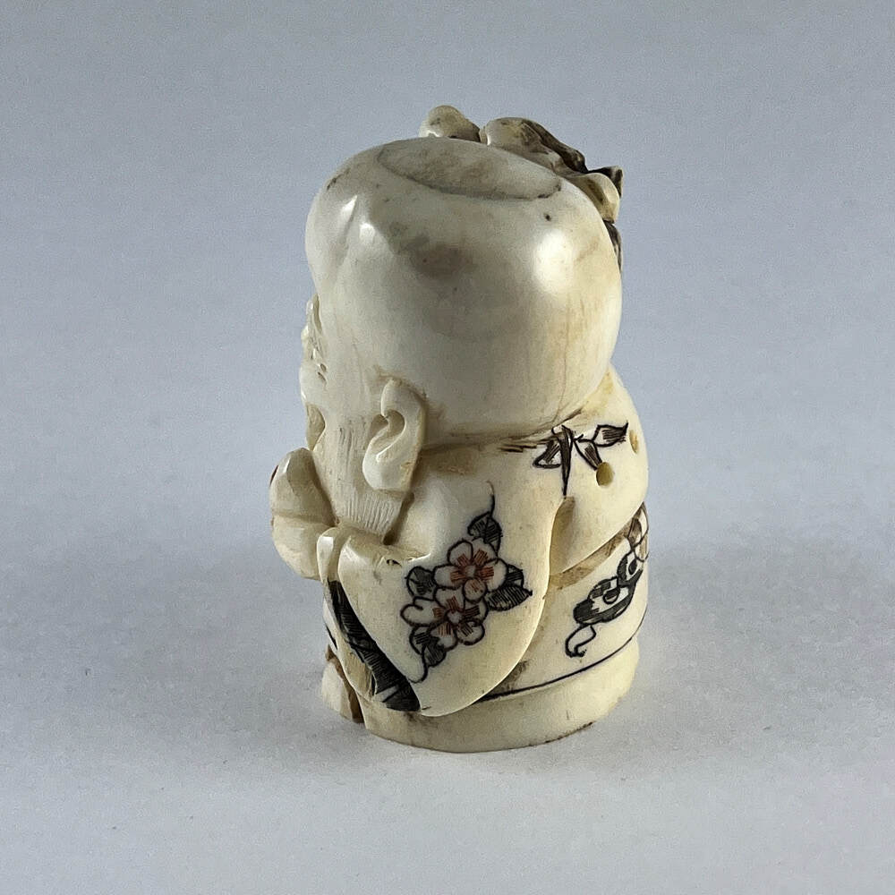 Статуэтка нэцкэ Шоусин с посохом и вкусным персиком