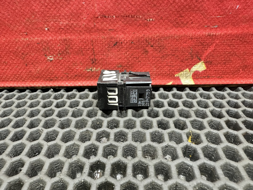 Кнопка антипробуксовочной системы