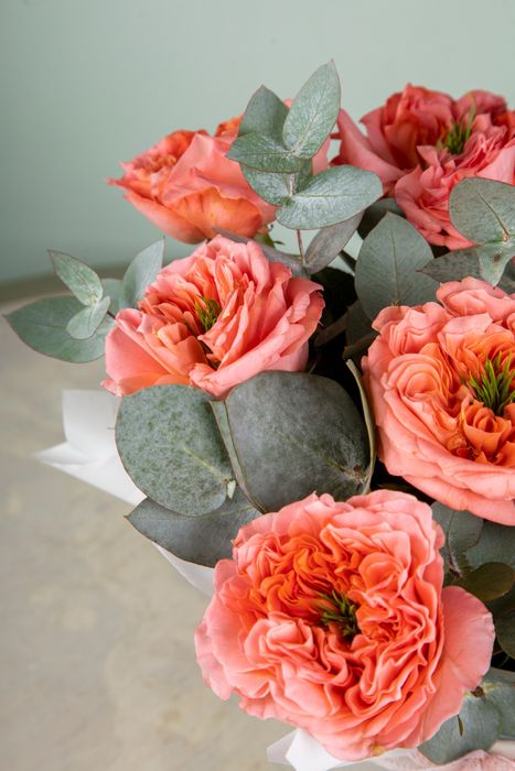 Композиция из роз Мандарин Экспрешн с эвкалиптом