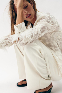 ZARA РУБАШКА С ВЫШИВКОЙ И ПЕРЬЯМИ, ЭКРЮ