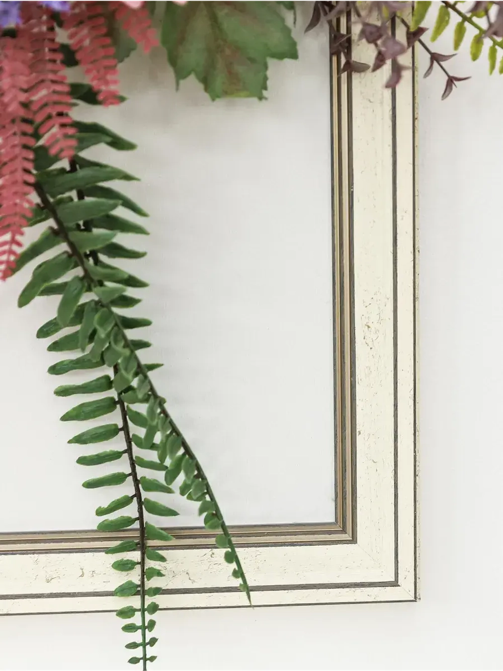 Искусственные цветы для декора стен